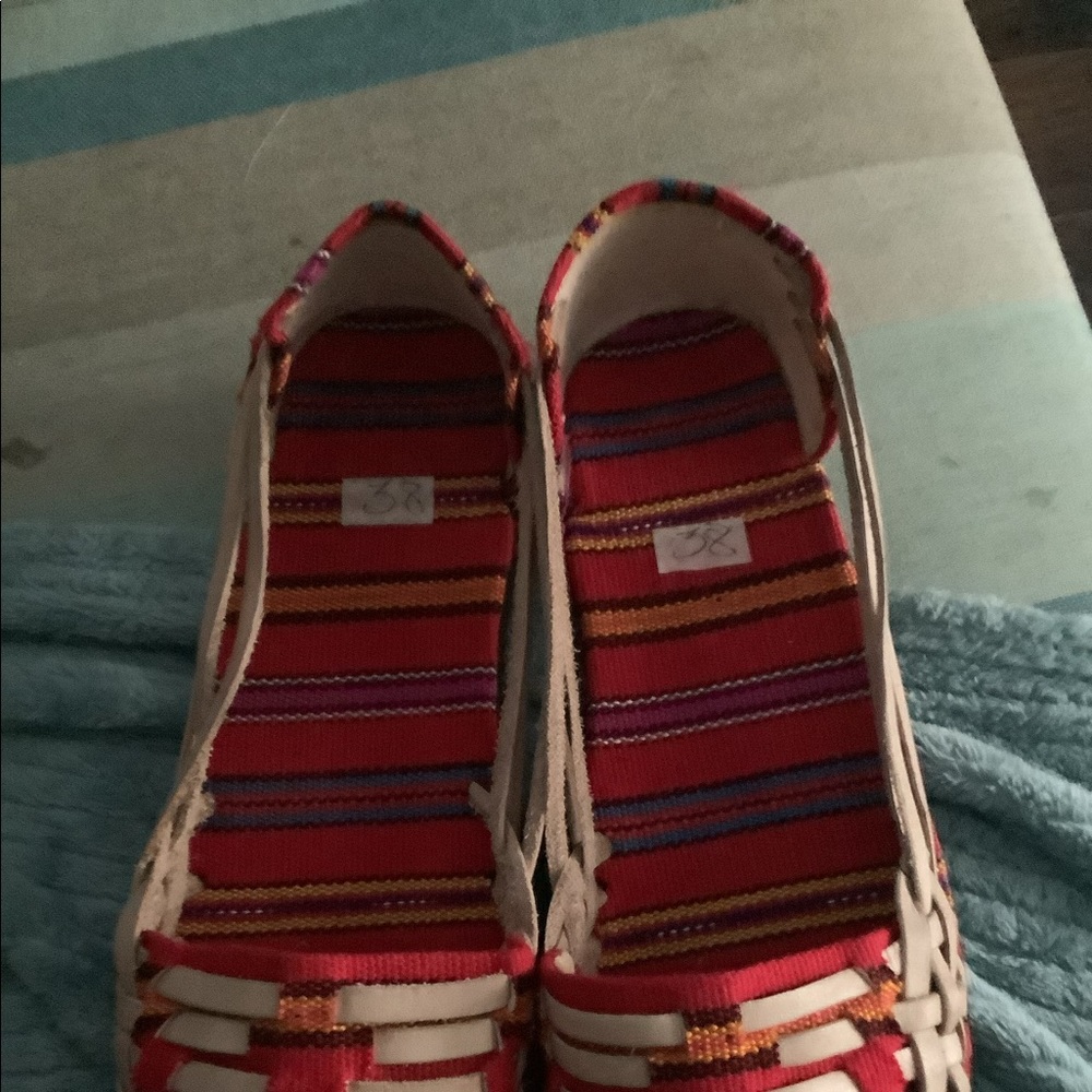 BNWOT lightweight leather and típico fabric Sandals